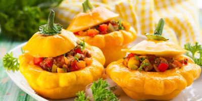 Tři patizony plněné zeleninovou směsí