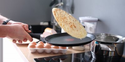 Obracení palačinky na nepřilnavé pánvi