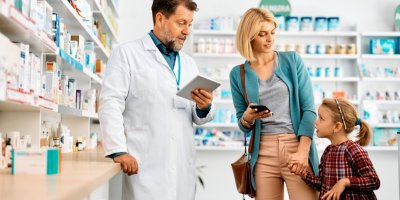 Maminka s dcerou jsou v lékárně a baví se s magistrem