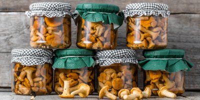 Sedm sklenic s nakládanými houbami