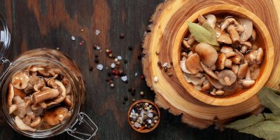 Naložené houby ve sklenici a v misce, koření