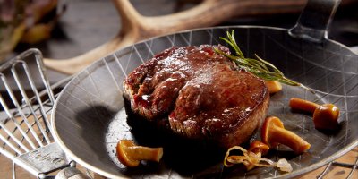 Steak z jelena, rozmarýn, houby