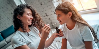 Maminka dává sirup své dceři