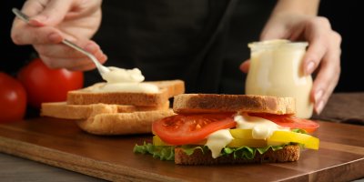 Příprava Club sendviče s majonézou a zeleninou