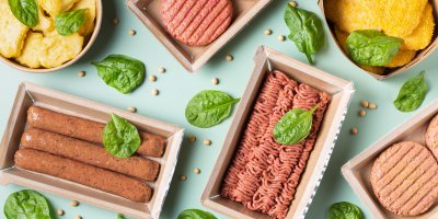 Vegetariánské alternativy mletého masa, párků a burgerů