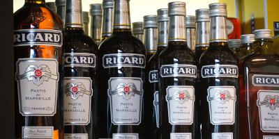 Lahve alkoholického nápoje Pastis značky Ricard