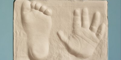 Otisk dětské ruky a chodidla v sádře