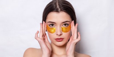 Žena má pod očima zlaté chladivé polštářky