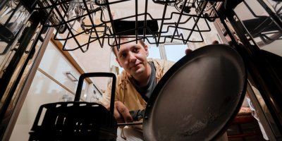 Žena dává do myčky pánev