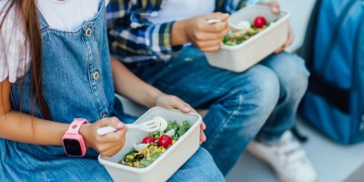 Děti jí ze svačinového boxu