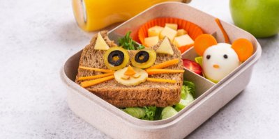 Svačina ve svačinovém boxu poskládaná do veselých tvarů