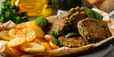 Brokolicové karbanátky a smažené plátky brambor