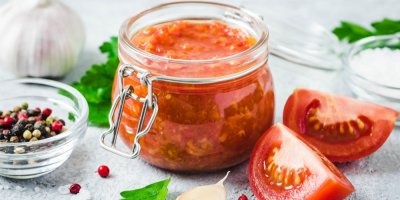 Rajčatové čatní a rajčata 