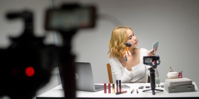 Žena se líčí před kamerou