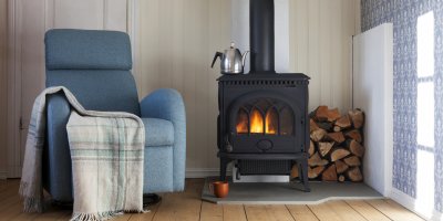 Krbová kamna a křeslo s dekou
