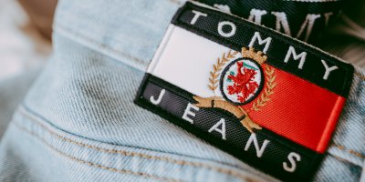 Logo Tommy Jeans na džínách
