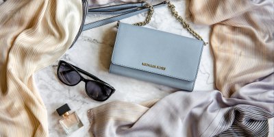 Šátky, kabelka, voňavka a sluneční brýle Michael Kors