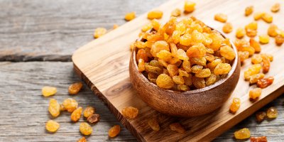 Zlaté rozinky v misce