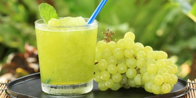 Hroznové smoothie s brčkem, světlé hrozny