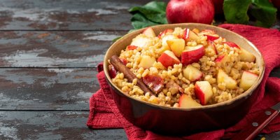 Pečený bulgur s jablky a skořicí v misce