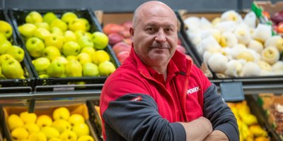 Michal David v pracovní vestě Penny stojí v sekci ovoce