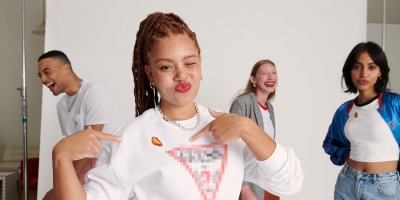 Skupina lidí s tričky se skvrnami od kečupu