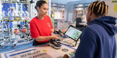 Zákazník dává prodavačce boty k opravě