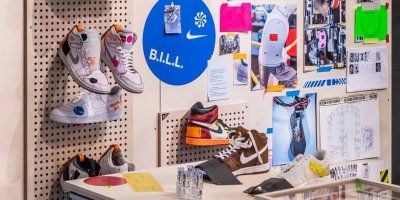 Nástěnka s nákresy, fotkami a botami značky Nike