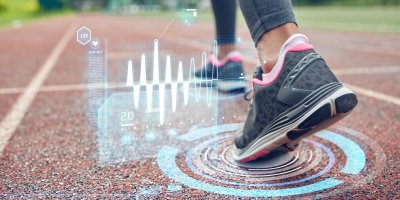 Detail nohy v botě obklopené virtuálními, futuristickými tabulkami a daty