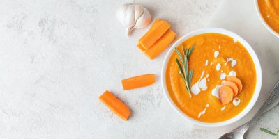 Mrkvový krém se smetanou a kousky mrkví, česnek