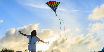 Holčička pouští draka klasického tvaru