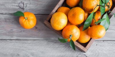 Mandarinky v dřevěné bedýnce