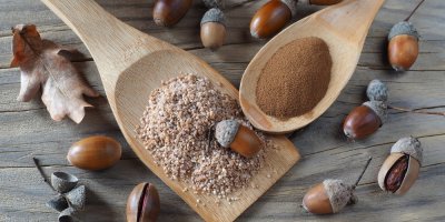 Namleté žaludy na dřevěné lžíci