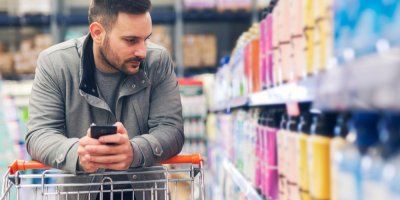 Muž si prohlíží zboží v obchodě