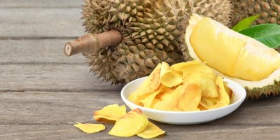 Durian, rozkrojený durian a chipsy z něj