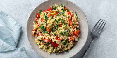 Bulgur se zeleninou na talíři 