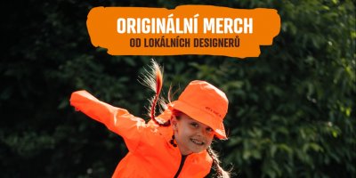 Dívka v oranžovém oblečení v upoutávce od Kofoly