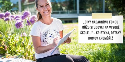 Mladá žena s listem papíru v reklamě nadačního fondu Albert