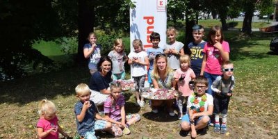 Skupina dětí před bannerem Kauflandu