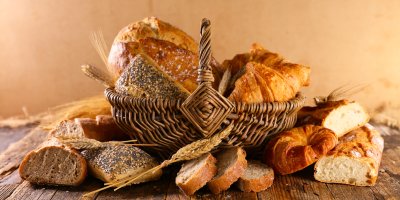 Rozličné druhy pečiva v proutěném košíku