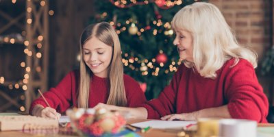 Dívka s babičkou píše dopis Ježíškovi