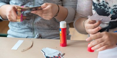 Děti vystřihují a lepí kusy papíru 