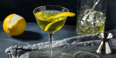 Likér Chartreuse a citron ve sklenici