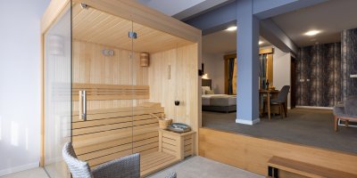 Domácí sauna uprostřed místnosti