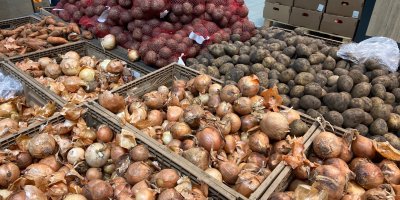 Brambory a cibule v přepravkách
