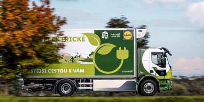 Nákladní automobil se zelenými polepy