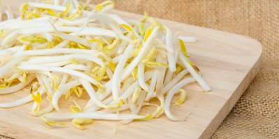 Mungo klíčky na dřevěném prkénku