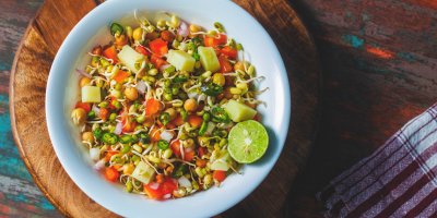 Salát, jehož součástí jsou i naklíčené mungo fazole