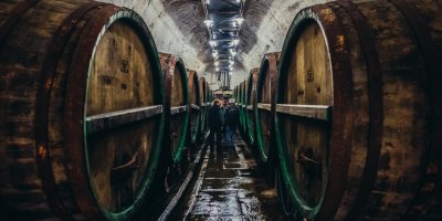 Sklep s pivními sudy