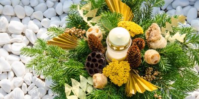 Věnec na hrob s růžemi a šiškami